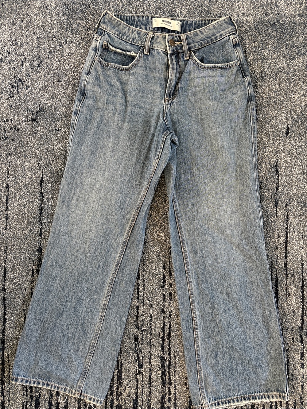 Hollister Curvy Mid-Rise Baggy Jeans in Light Wash Blue-Short